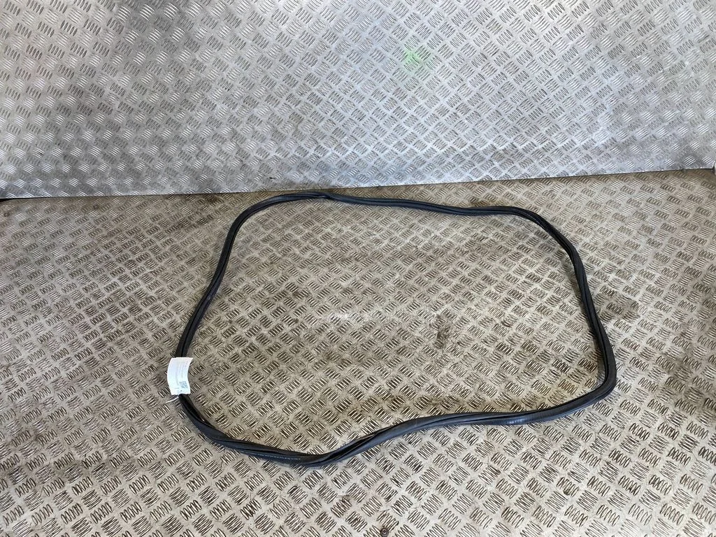 Rubber seal rear door 5NA867913B