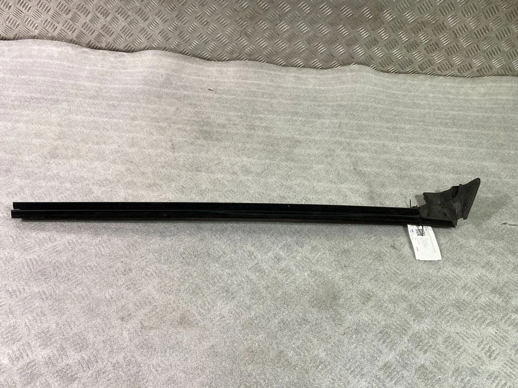 Rubber seal front coupe door window – right