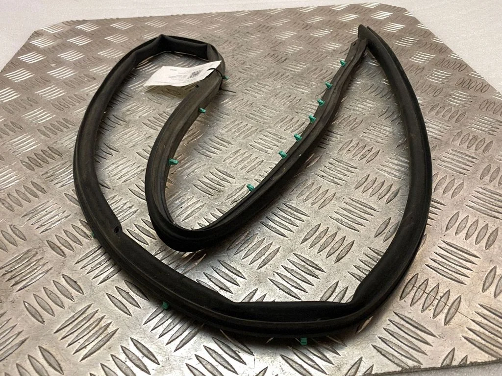 Rubber seal front coupe door – right