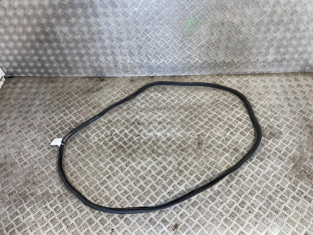Rubber seal front door (on door) 5NA867912B