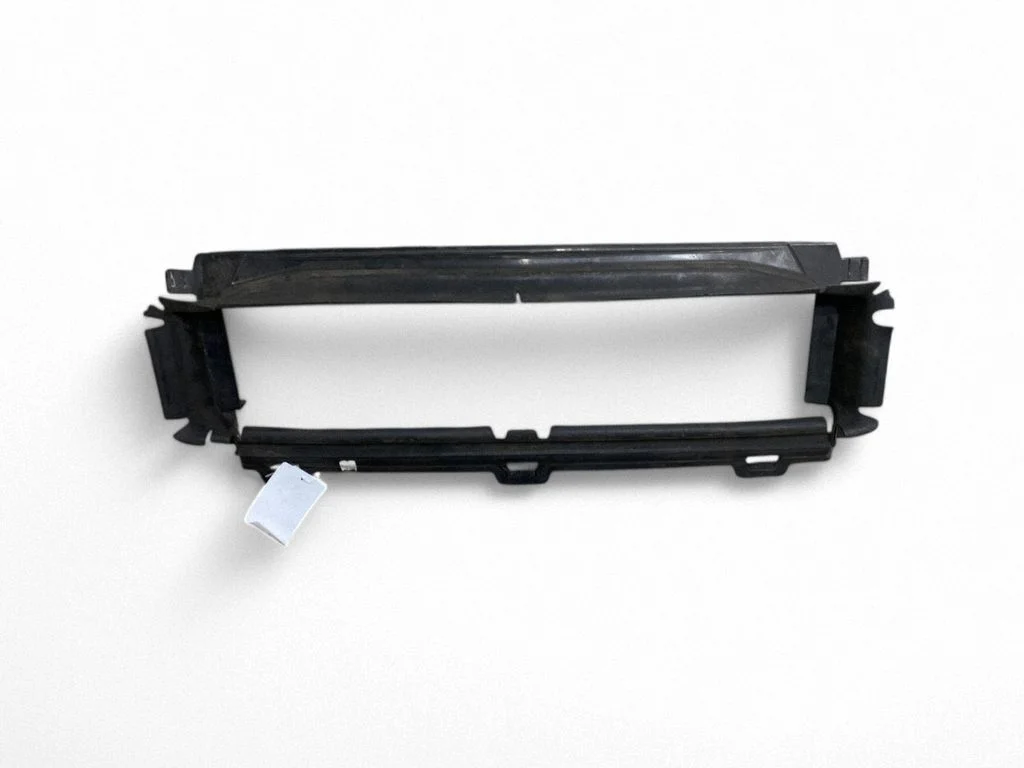 Intercooler air channel guide 31383717