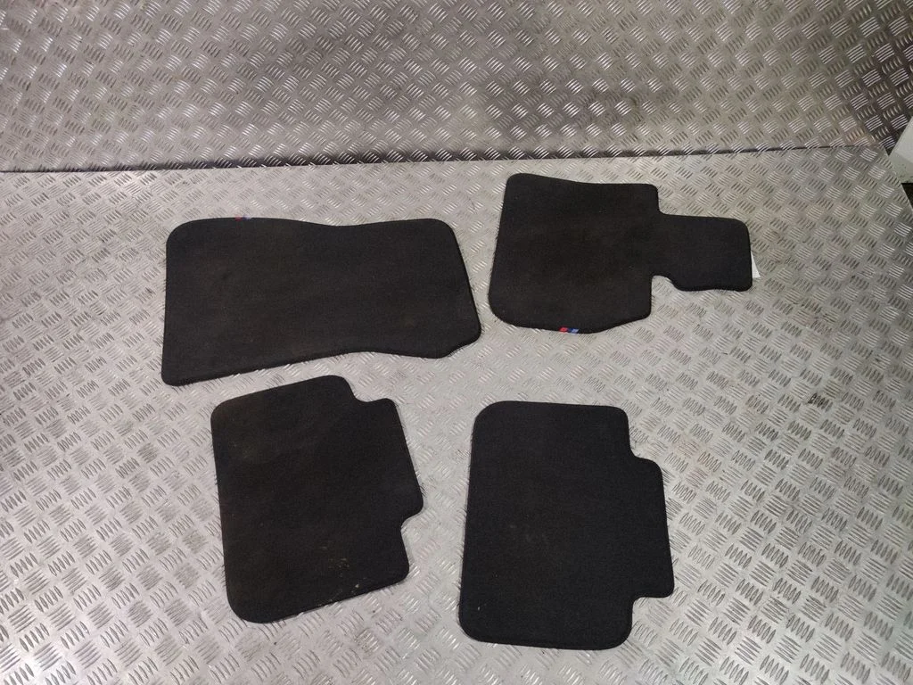 Car floor mat set 10648011