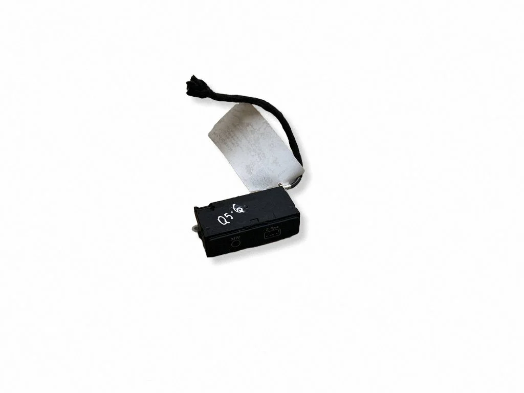 Gniazdo AUX 8W0035708