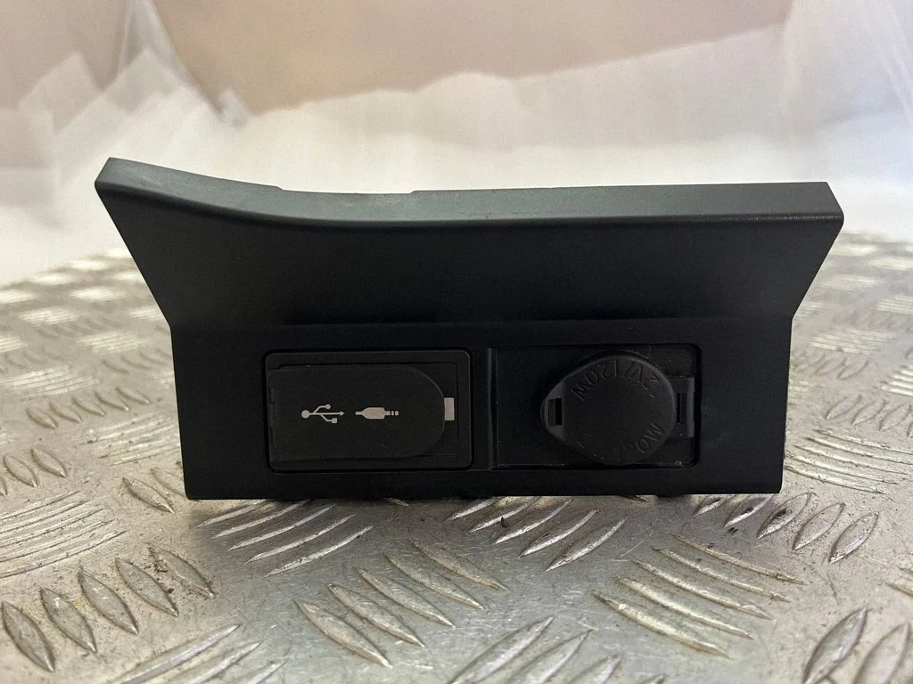 AUX in-socket connector – Lexus RX 450H (2016-)