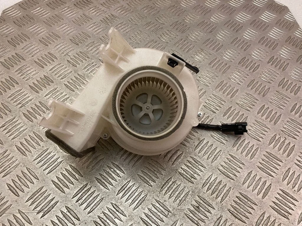 Hübriid-/elektriauto aku jahutusventilaator G923048070