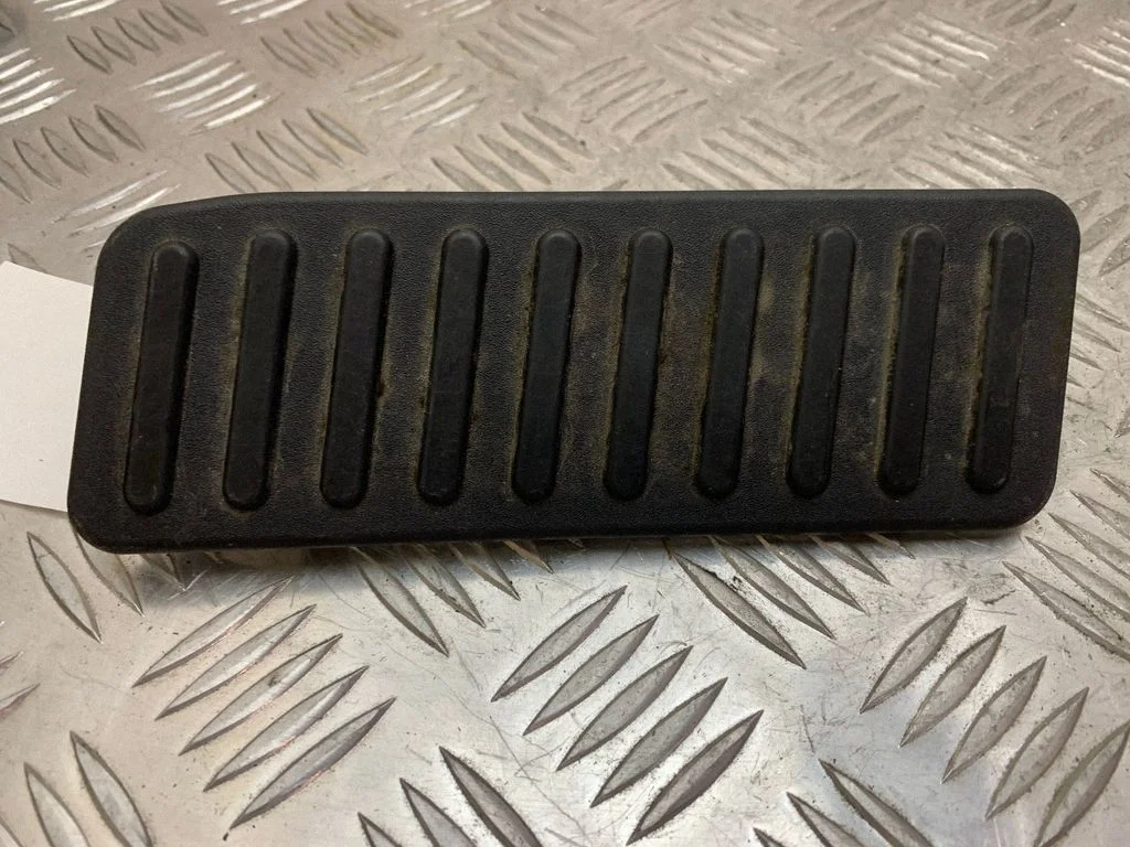 Foot rest pad/dead pedal FR3B6312020ACW