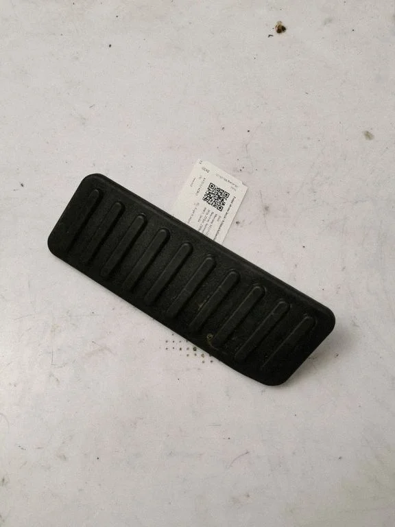 Foot rest pad/dead pedal FR3B6312020ABW