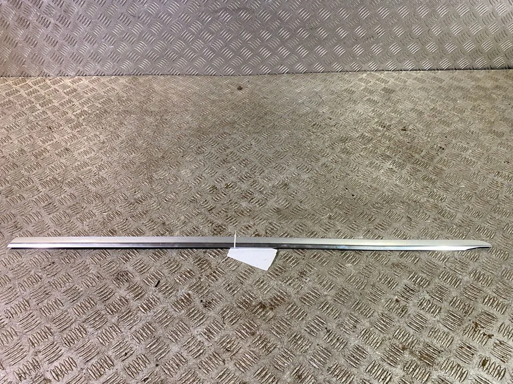 Rear fender molding trim – right