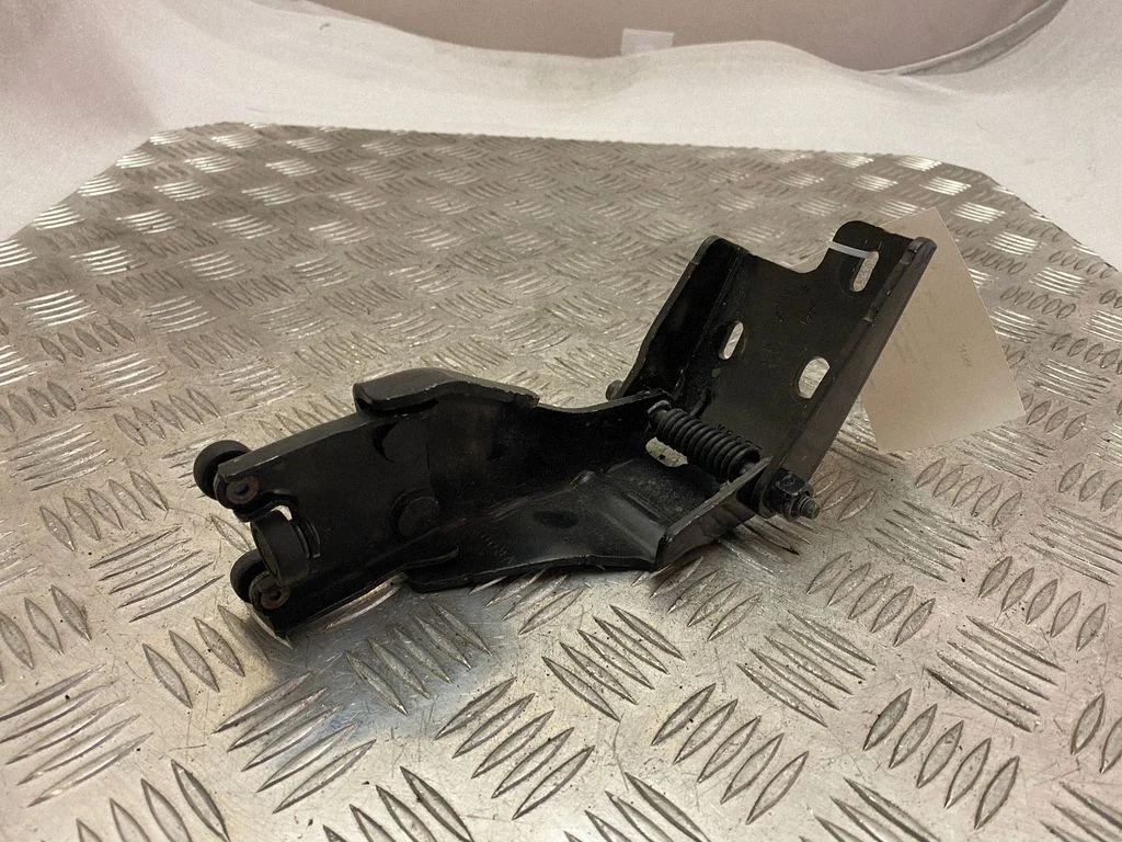 Sliding door middle roller runner 040AA6D081V