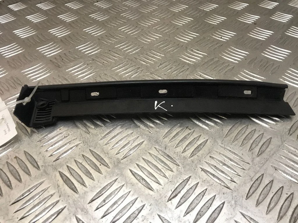 Front door glass trim molding FR3B6302565
