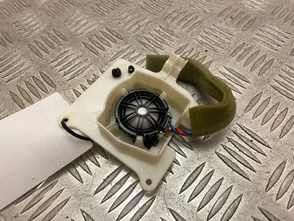 High frequency speaker in the rear doors HY3218415A