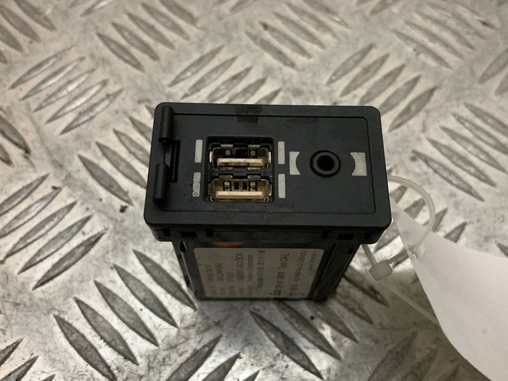 USB control unit – Lexus RX 450H (2016-)