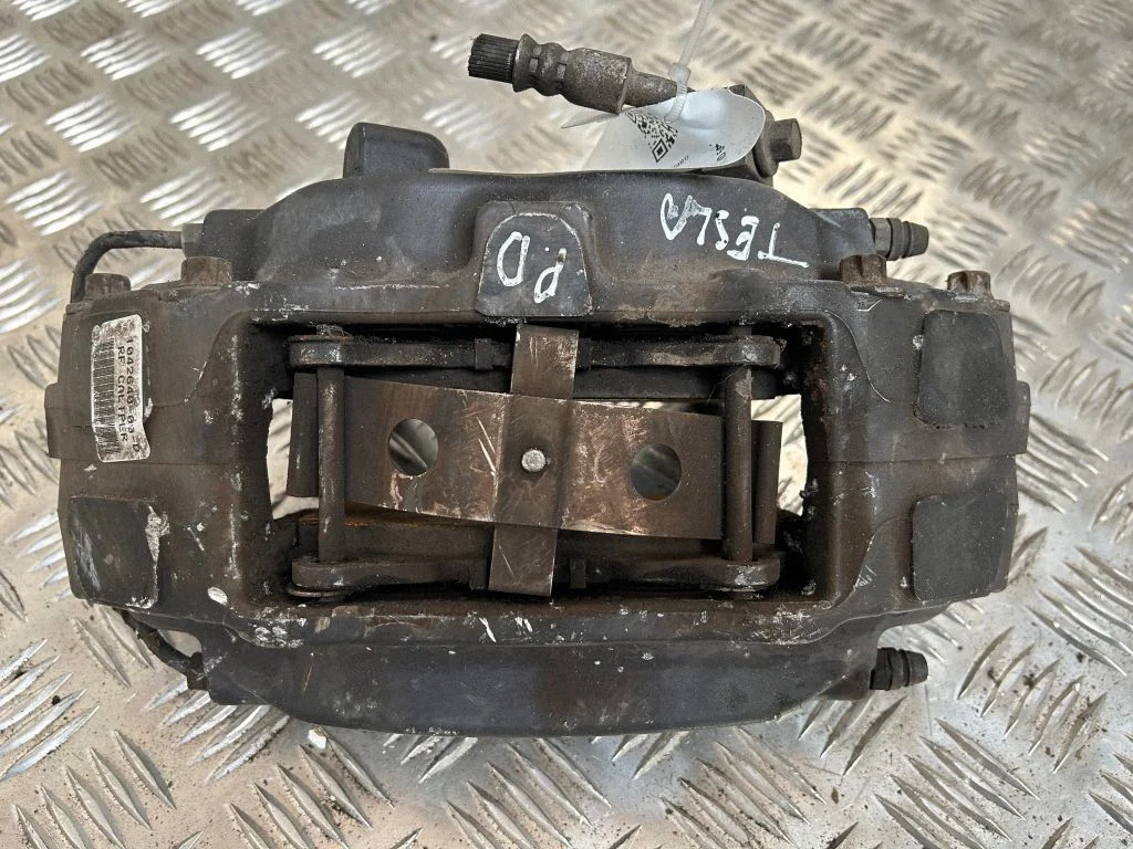 Front brake caliper 104264000D