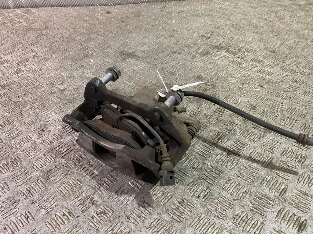 Front brake caliper – right