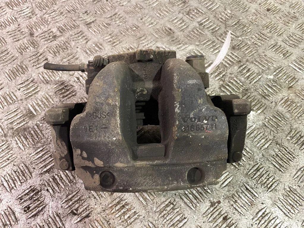 Front brake caliper – right