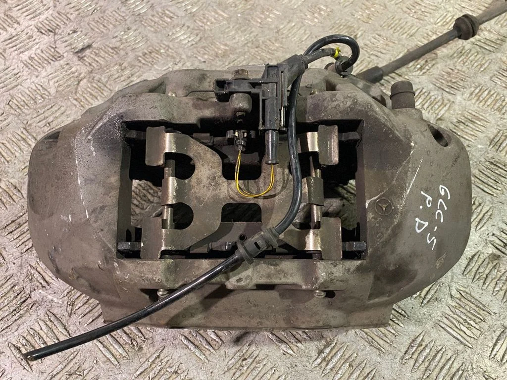 Front brake caliper – right