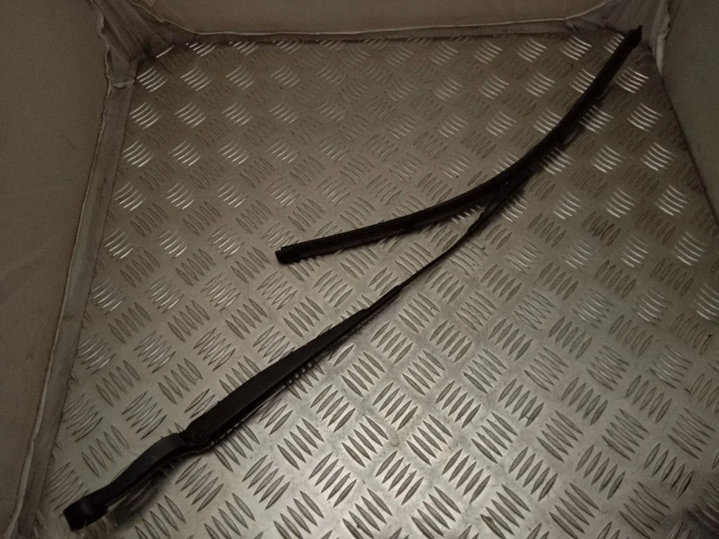 Front wiper blade arm FR3B17C495AA