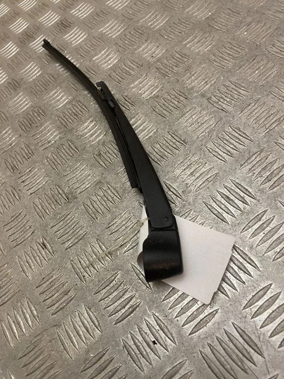 Aizmugurējā stikla tīrītāja svira