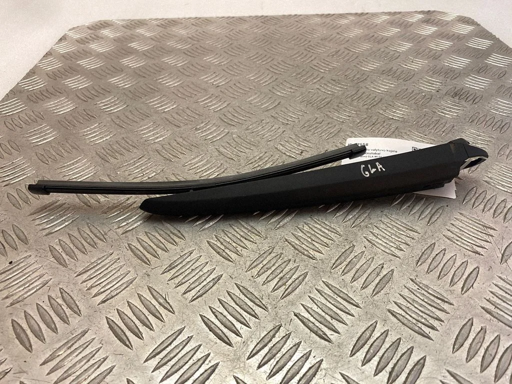 Rear wiper blade arm