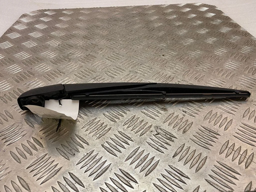 Rear wiper blade arm