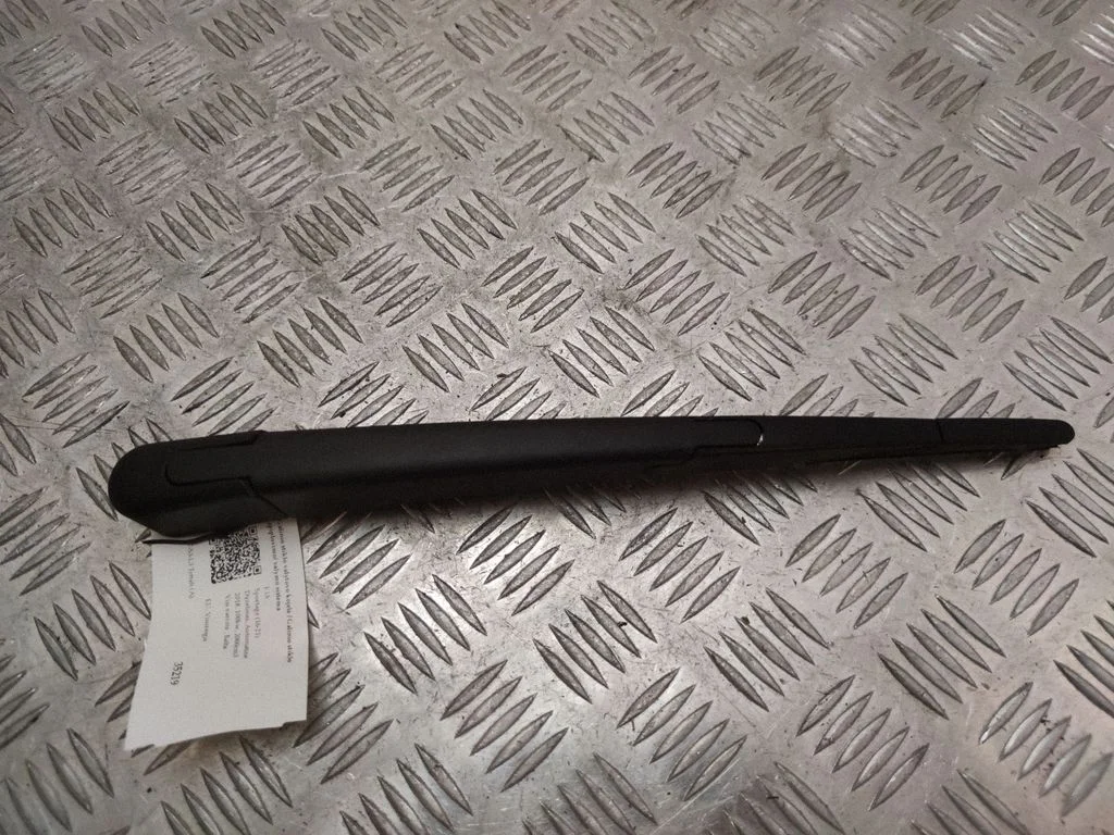 Rear wiper blade arm