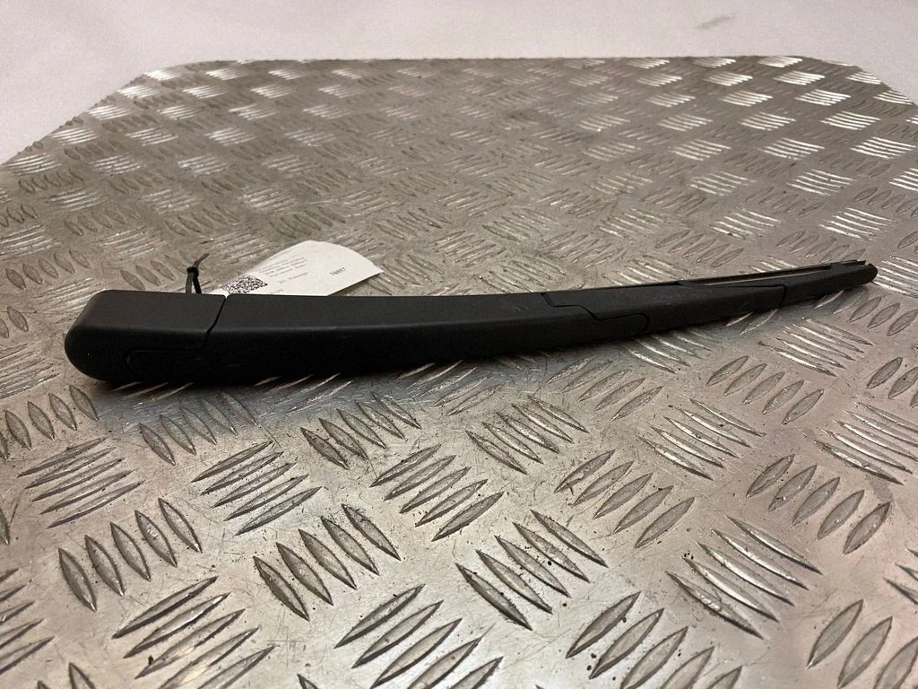 Rear wiper blade arm