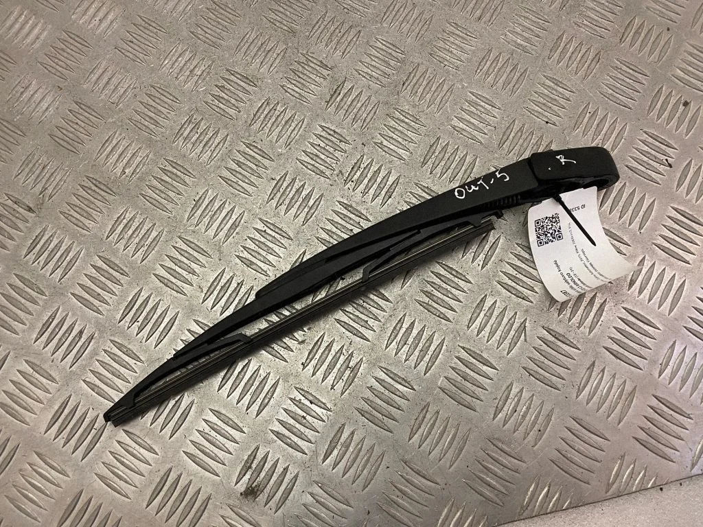 Rear wiper blade arm