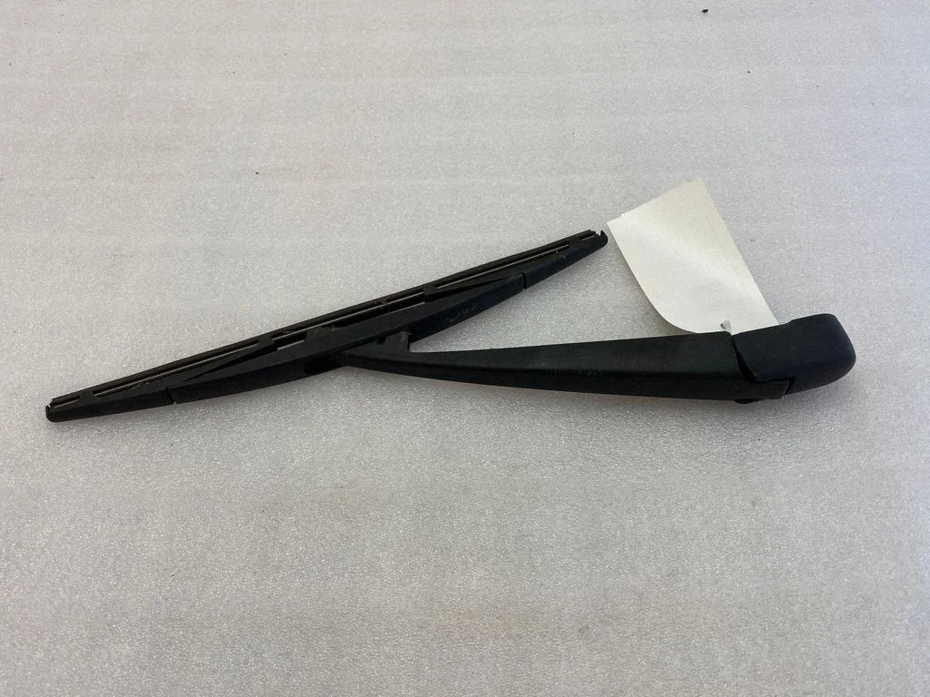 Rear wiper blade arm