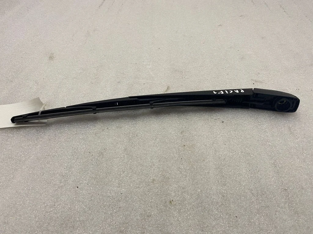 Rear wiper blade arm