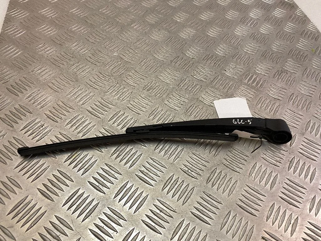 Rear wiper blade arm