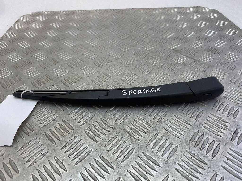 Rear wiper blade arm