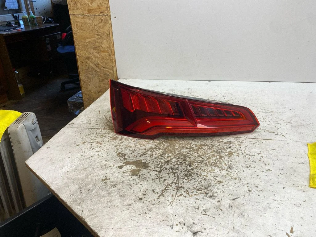 Lampa tylna w klapie 80A945093A