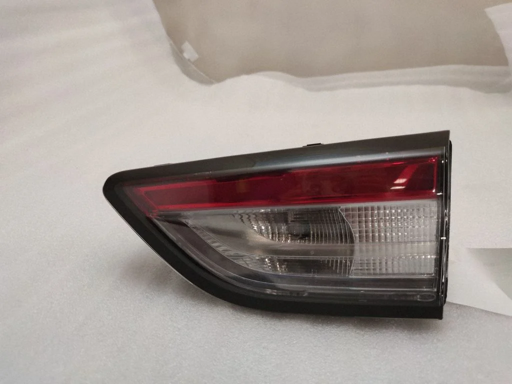 Tailgate rear/tail lights LV4B13A602AG