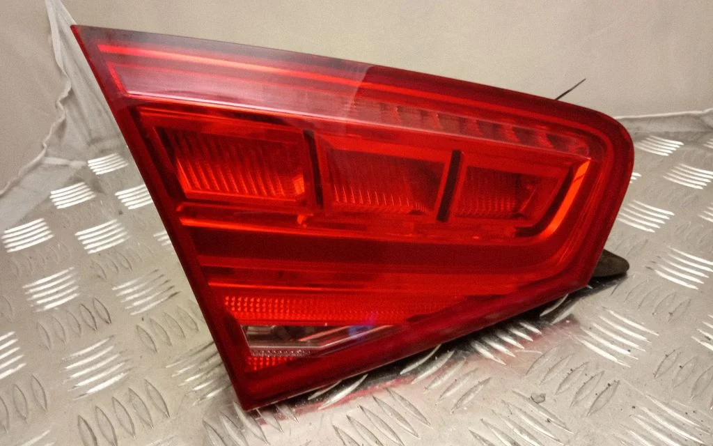 Tailgate rear/tail lights 4H0945093