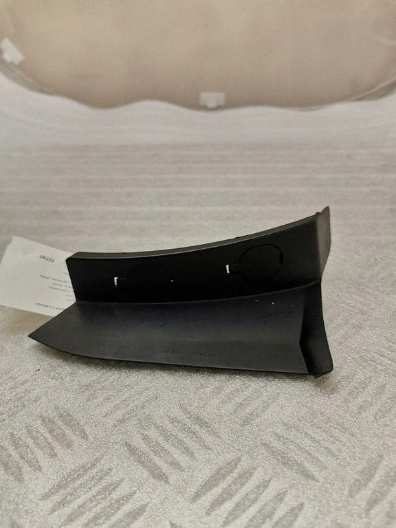Rear/tail light trim molding 92402G22