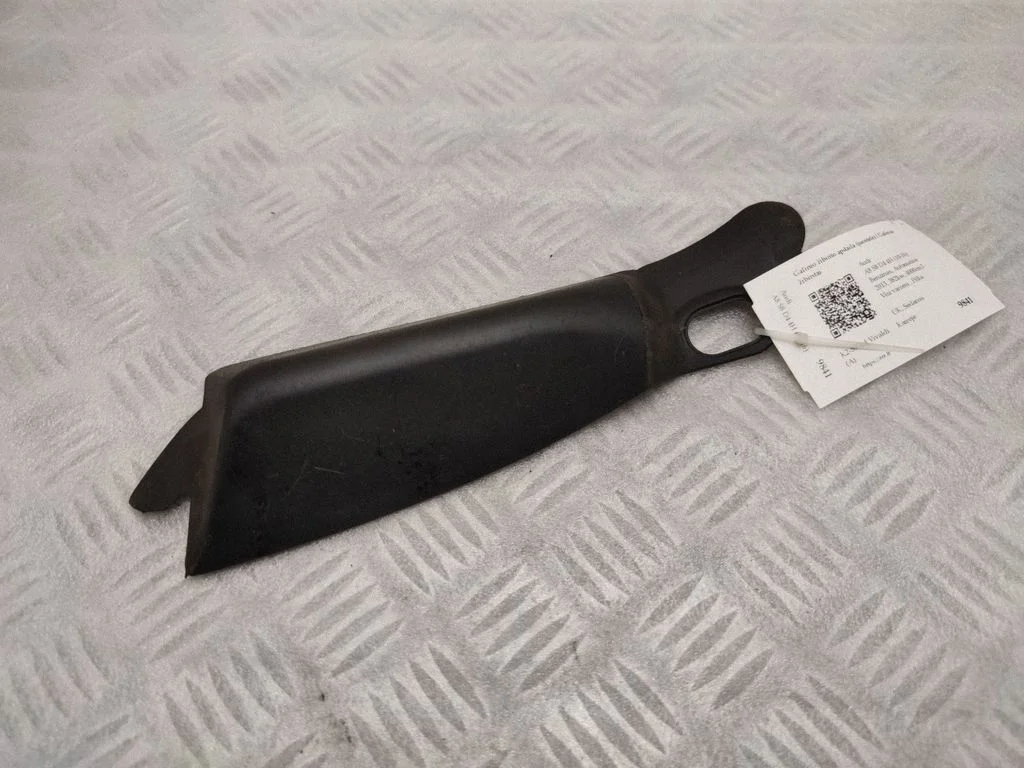 Rear/tail light trim molding 4H0945255