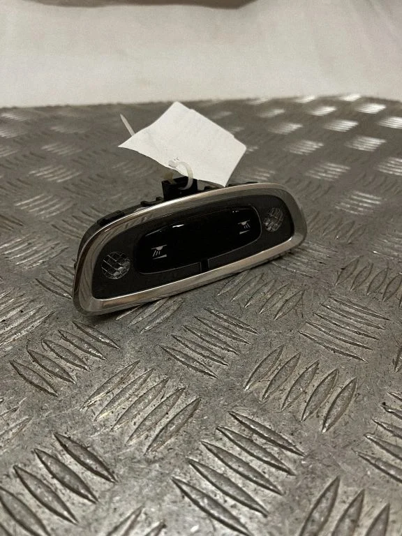 Aizmugurējo sēdvietu apgaismojuma lukturis 31457644