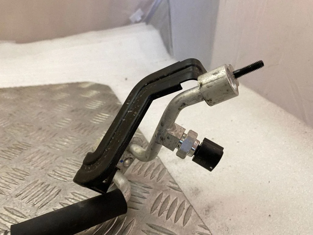 Air conditioning (A/C) expansion valve 97724E4600
