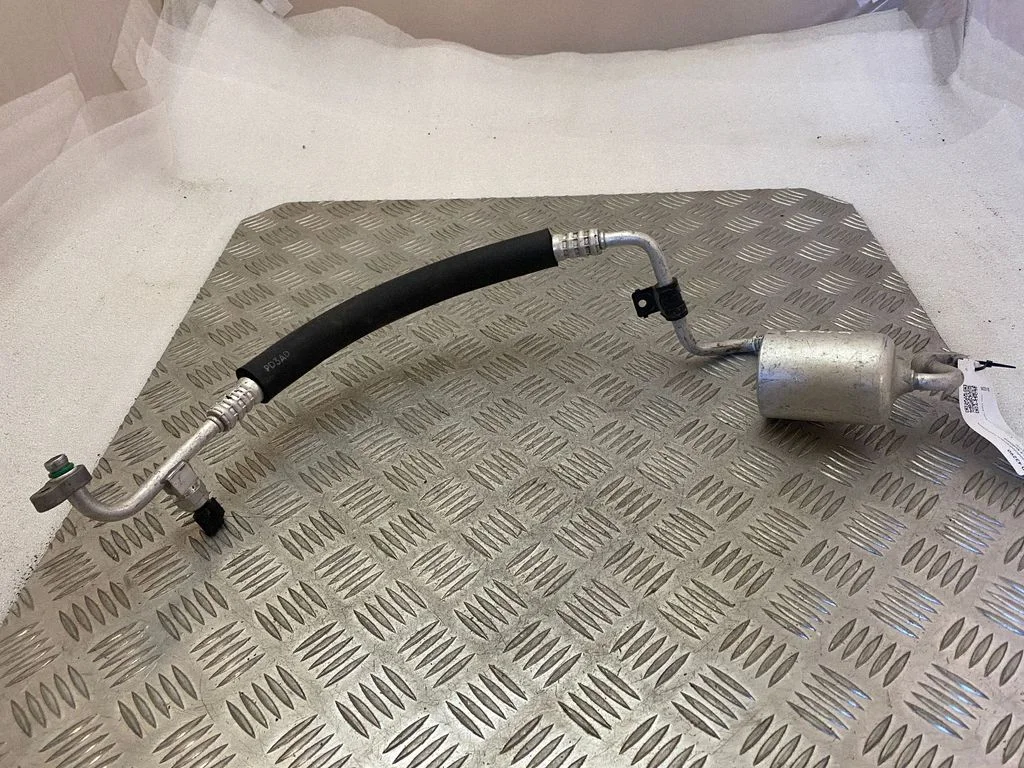 Air conditioning (A/C) pipe/hose D700