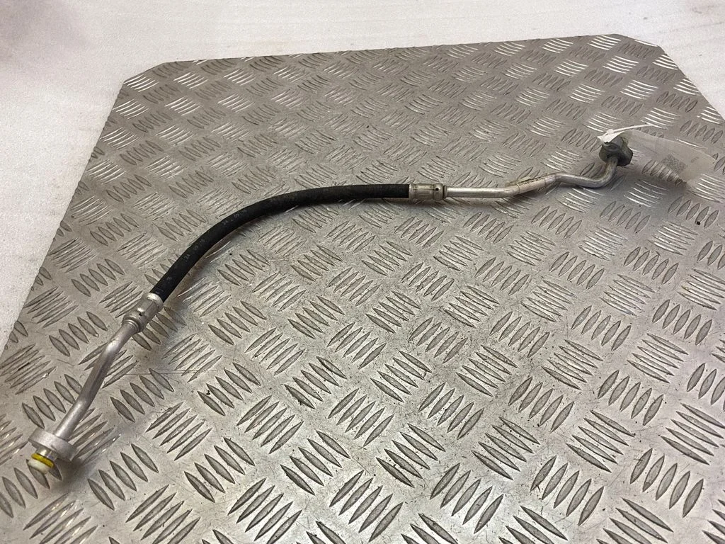 Air conditioning (A/C) pipe/hose 31389351