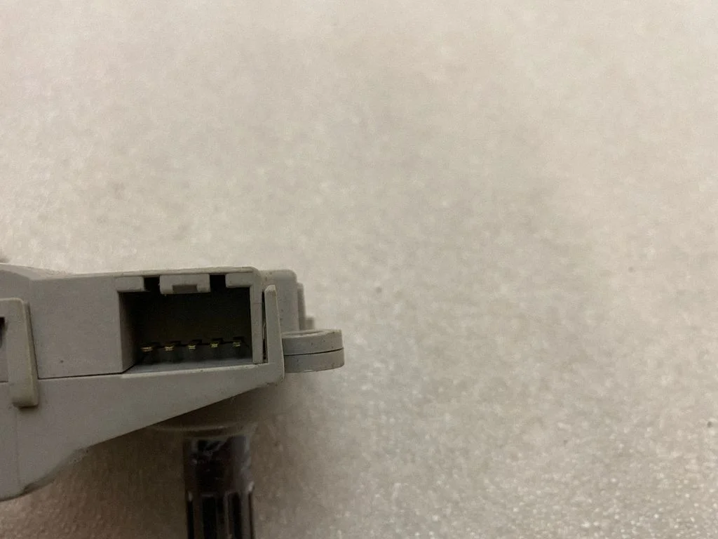 Gaisa aizvara motoriņš/aktuators D332CWFBA01