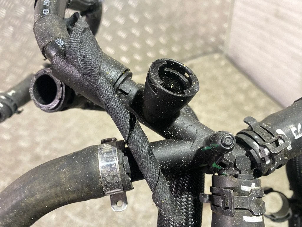 Engine coolant pipe/hose J9D38D118AC