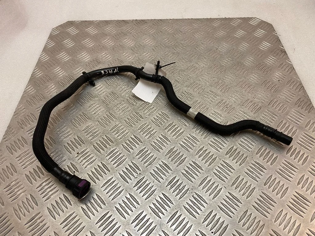 Engine coolant pipe/hose XC7V0