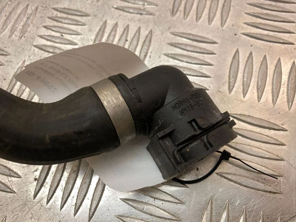 Engine coolant pipe/hose J9D38D132AD