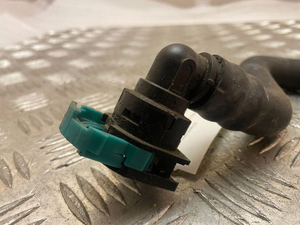 Engine coolant pipe/hose