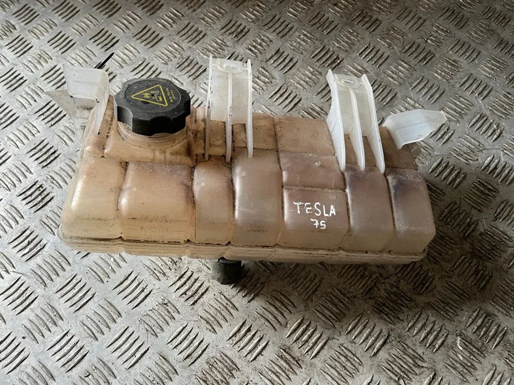 Coolant expansion tank/reservoir