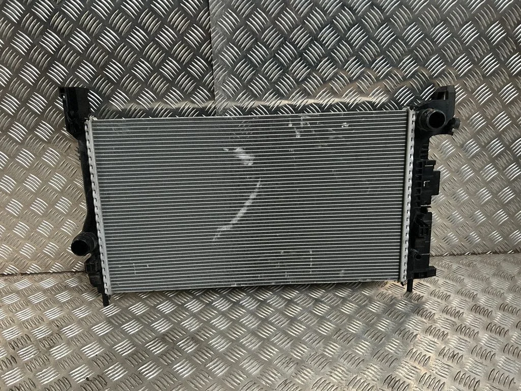 Jahutusvedeliku radiaator 31338288