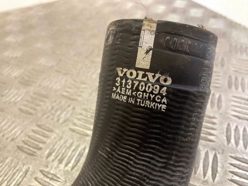 Vahejahuti voolik (-ud)/ toru (-d) 31370094