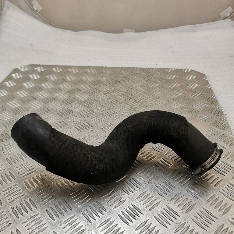 Wąż / rura intercoolera 8R0145737N