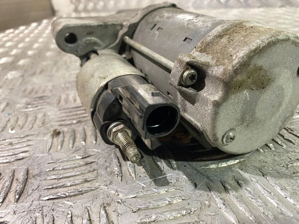 Starter motor 04L911024